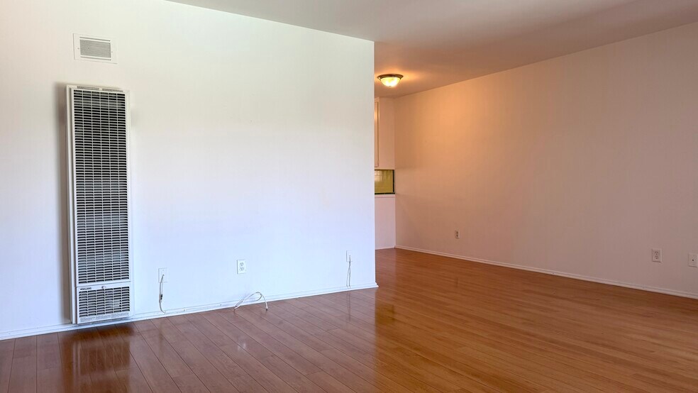 Building Photo - 260 S Sycamore Ave