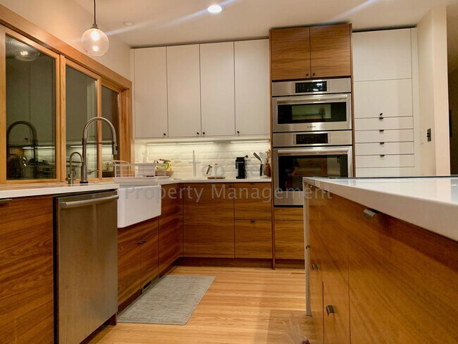 Building Photo - Beautiful, Private, Bright, Remodeled 3 Bd...