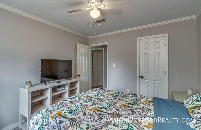 Building Photo - 103 Live Oak Ln