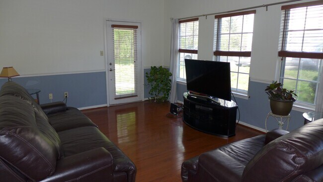 Building Photo - 1426 Nutwood Ct