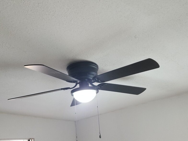 Building Photo - 6 Robinson Ct