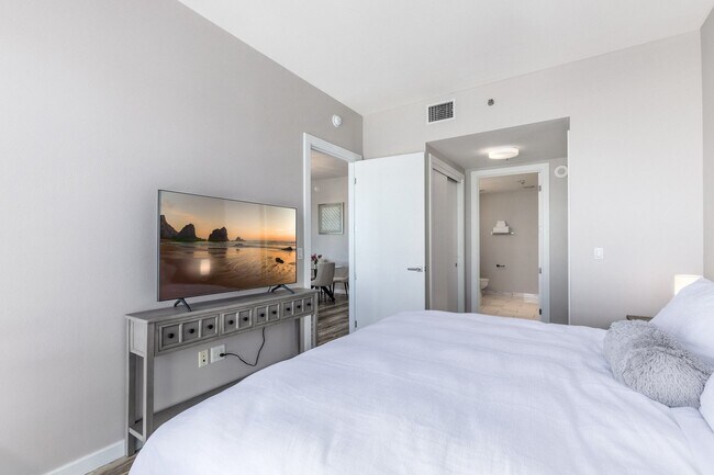 Building Photo - 4471 Dean Martin Dr