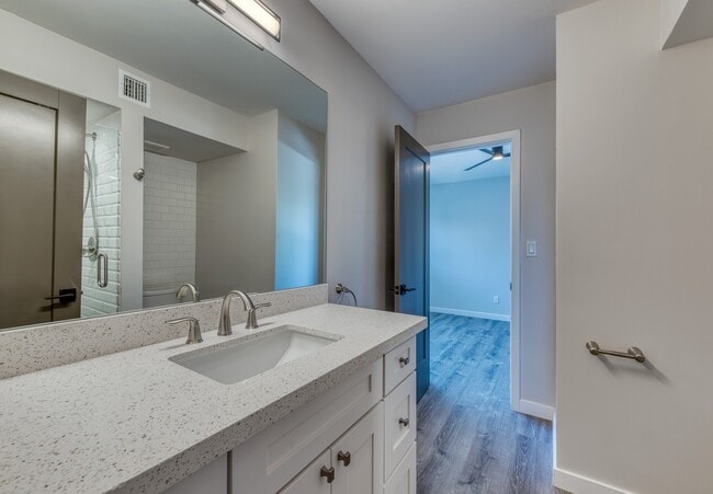 Building Photo - Gorgeous 2 bedroom, 2 bathroom in the Hear...