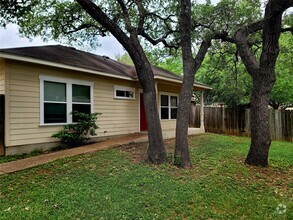 Building Photo - 3304 Blumie St