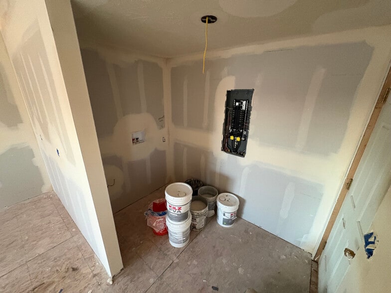 Building Photo - 471 Cheyne Rd