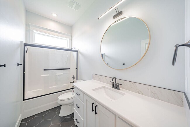 Building Photo - Stunning 5-Bed, 3-Bath Home in a Desirable...