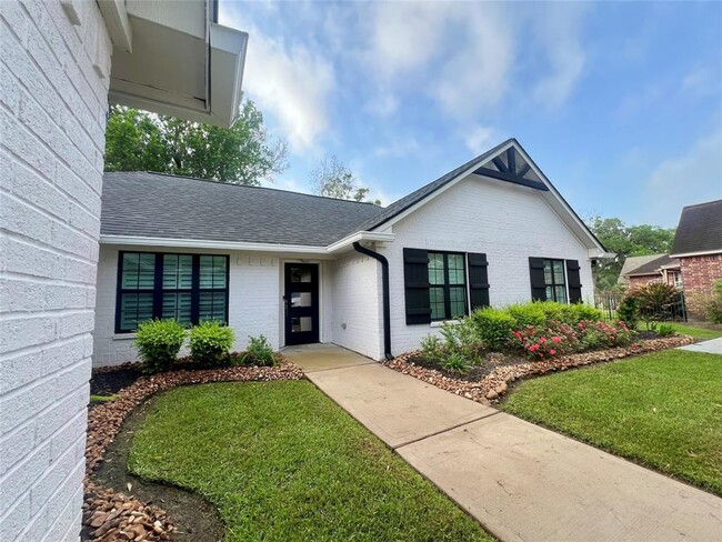 Building Photo - 247 S Amherst Dr