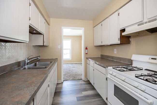 Building Photo - 3 Bedroom/1 bath Single House!!