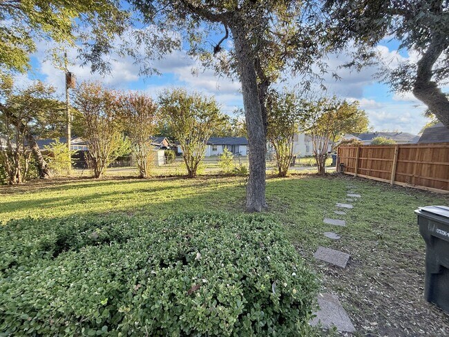 Building Photo - 822 Bandera Ln