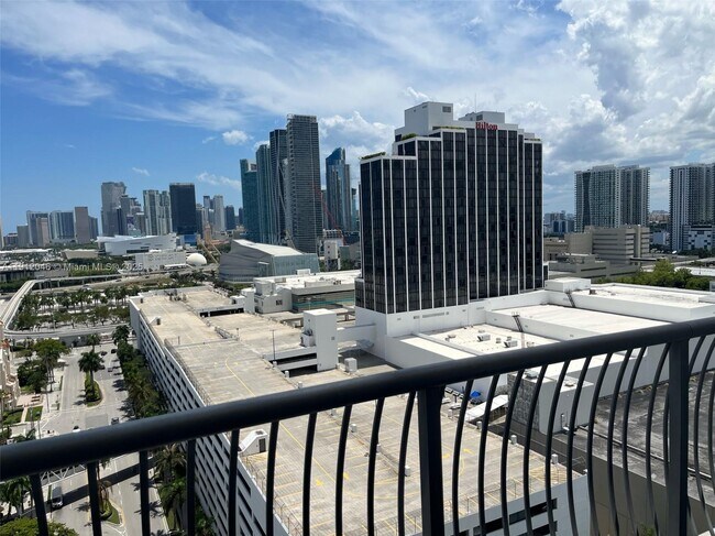 Building Photo - 1750 N Bayshore Dr