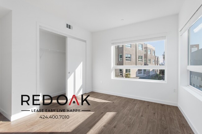 Building Photo - 1011-1013 1/2 Everett St-B-301