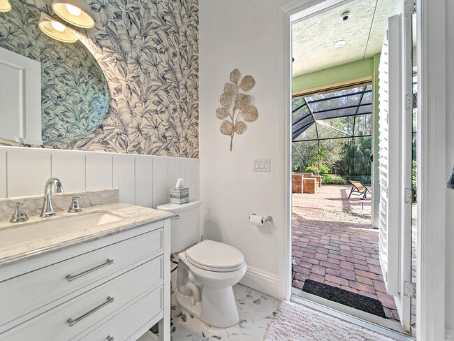 Building Photo - 5632 SW Pomegranate Way