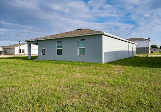 Building Photo - 1860 Grand Ridge St