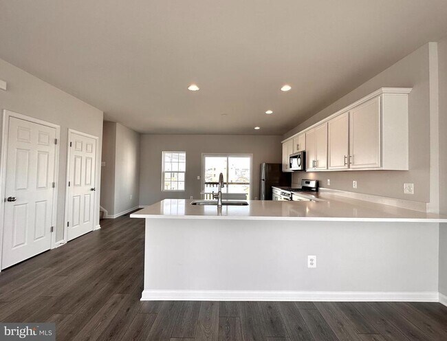 Building Photo - 526 Parkland Dr