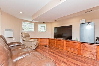 Building Photo - 4 bedroom in Chicago IL 60613