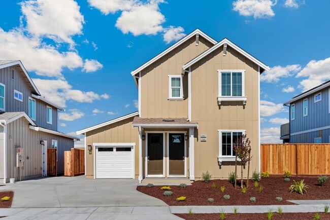 Primary Photo - Coming soon! Lower unit 2 bed 1 bath with ...