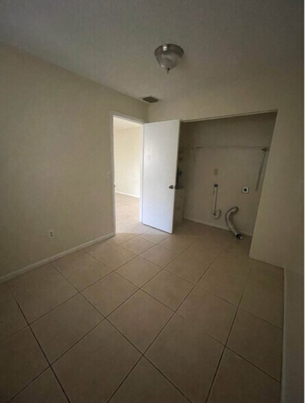 Building Photo - 1639 Barbarie Ln