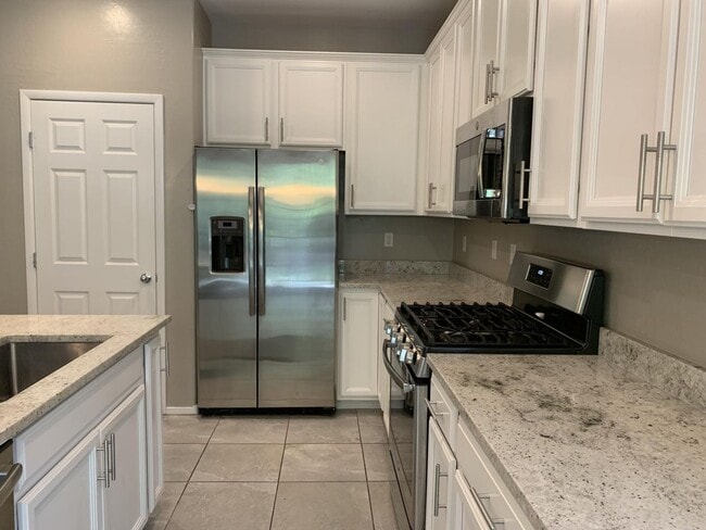 Building Photo - 3 Bedroom townhome in Mountains Edge