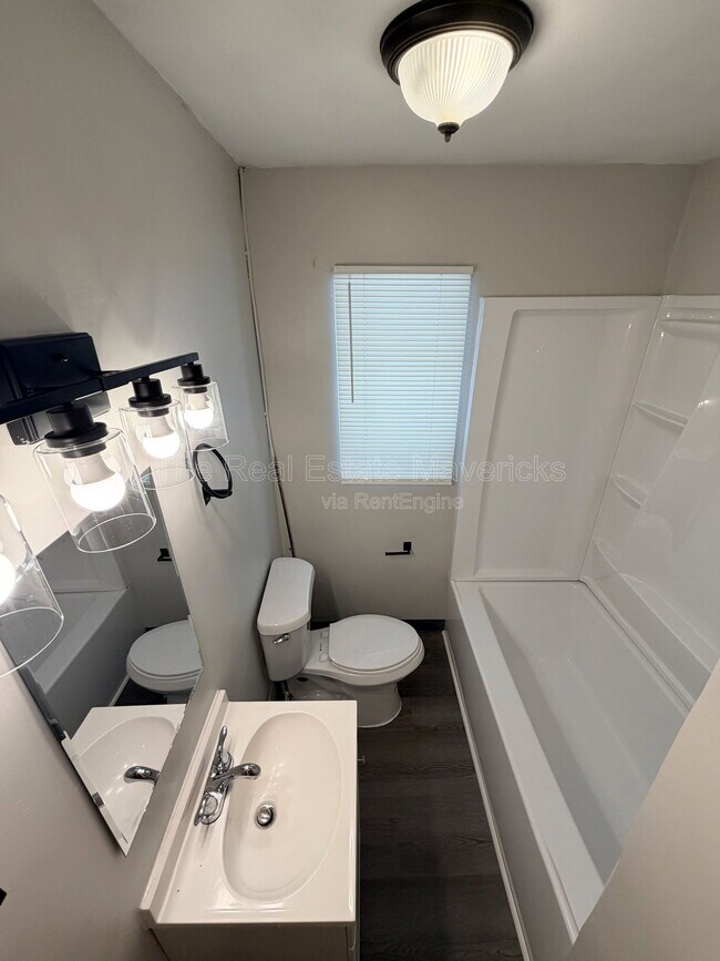 Building Photo - 5601 Belaire Dr