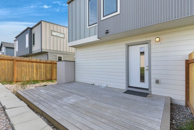Building Photo - 3 Bed 2.5 Bath Townhome With Garage | $2,6...