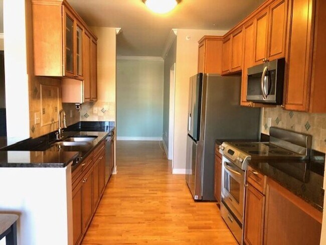Building Photo - Top Floor Condo in Great Carmel Location!