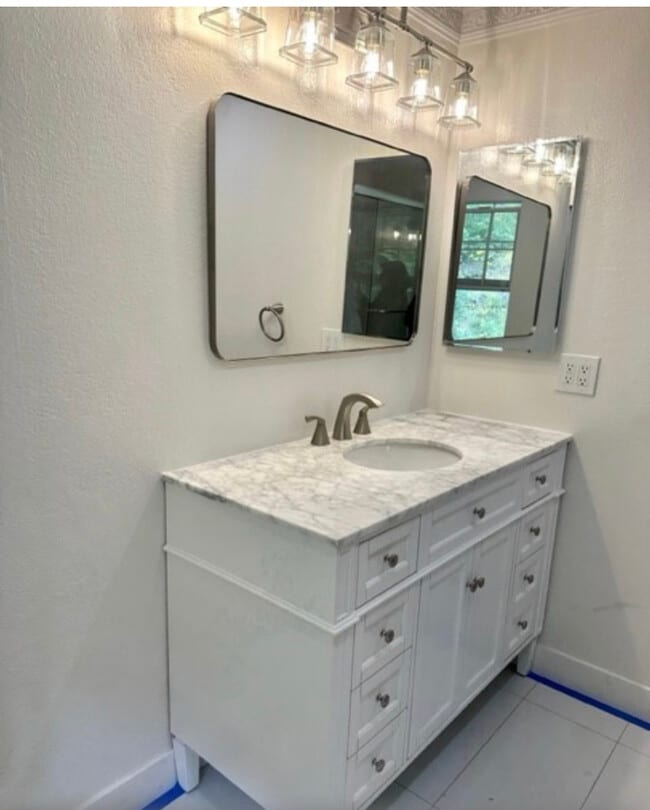 Building Photo - 1426 Hillside Dr