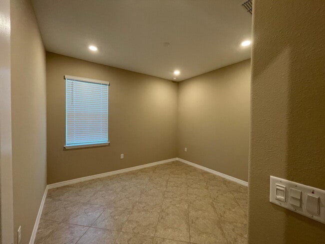 Building Photo - ***Move-In Special: 2 Weeks Free Rent! | B...