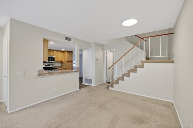 Building Photo - Spacious 3-Bedroom Townhome in Orangethorp...