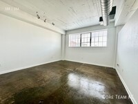 Building Photo - 1 Bedroom Loft Right by the River Market!