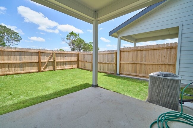 Building Photo - Hunters Ranch Beauty! 3 Bedrooms 2 1/2 Bath Townhome
