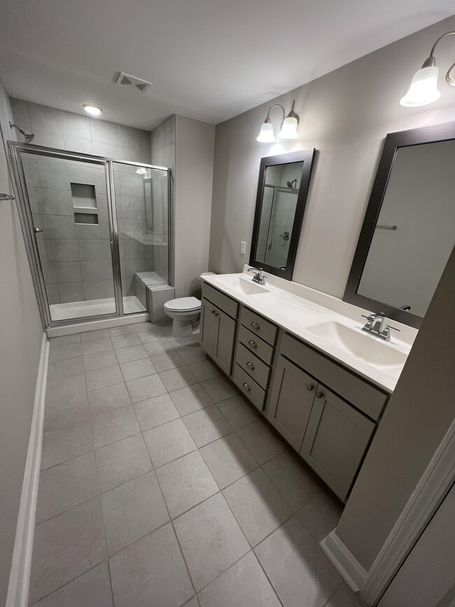 master bathroom - 1006 Gateway Commons Cir