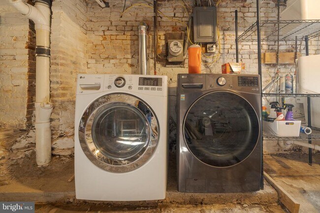 Building Photo - 835 Wellington St