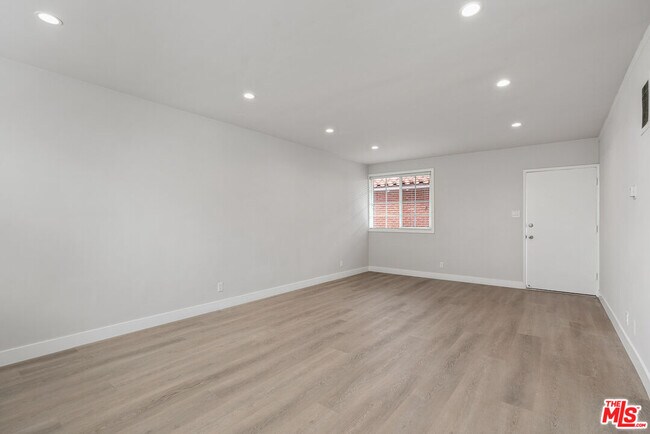 Building Photo - 144 N Swall Dr