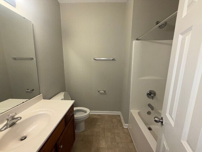 Building Photo - Three Bedroom Townhouse in Regent Park!