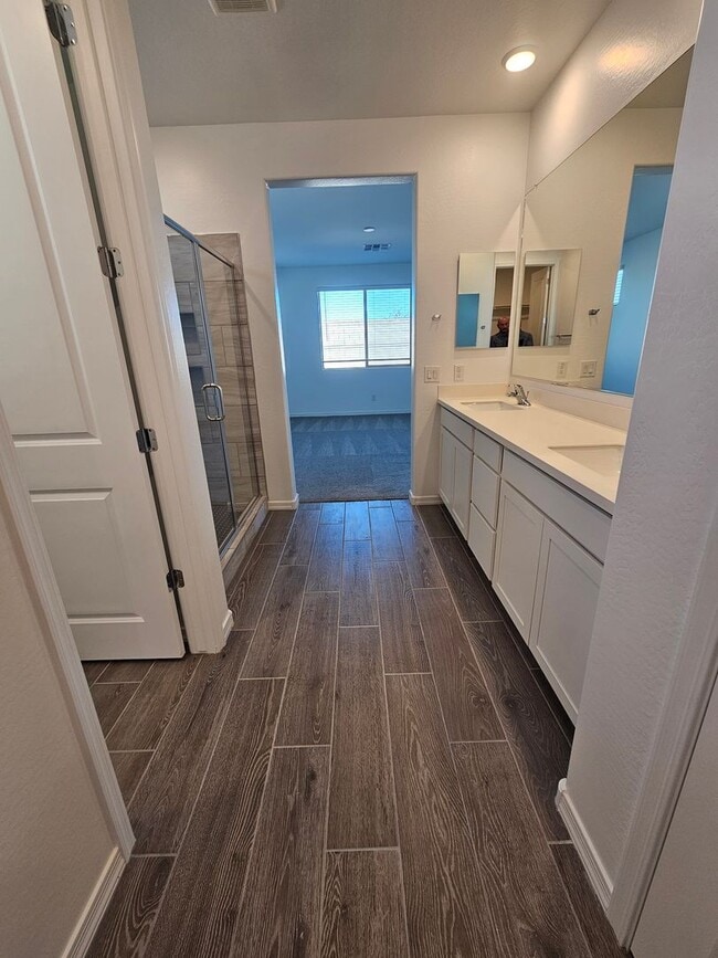 Building Photo - Stunning views