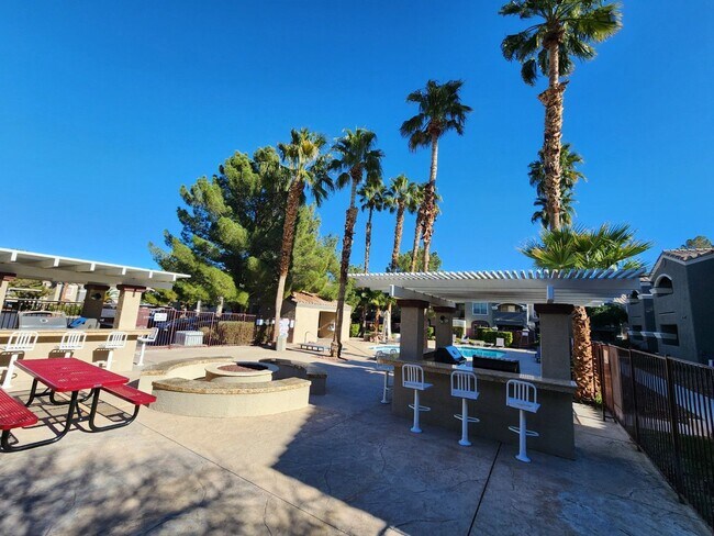 Building Photo - Gated 2 Bedroom Condo - Furnished