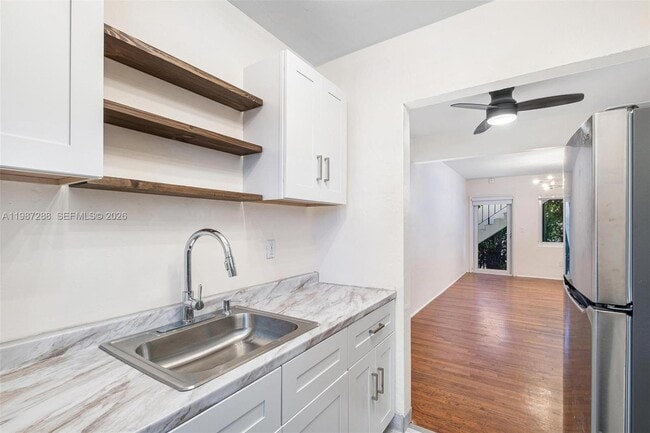 Building Photo - 428 Collins Ave