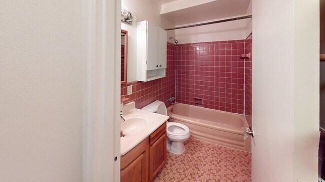 Building Photo - 839 Tappan-839-2