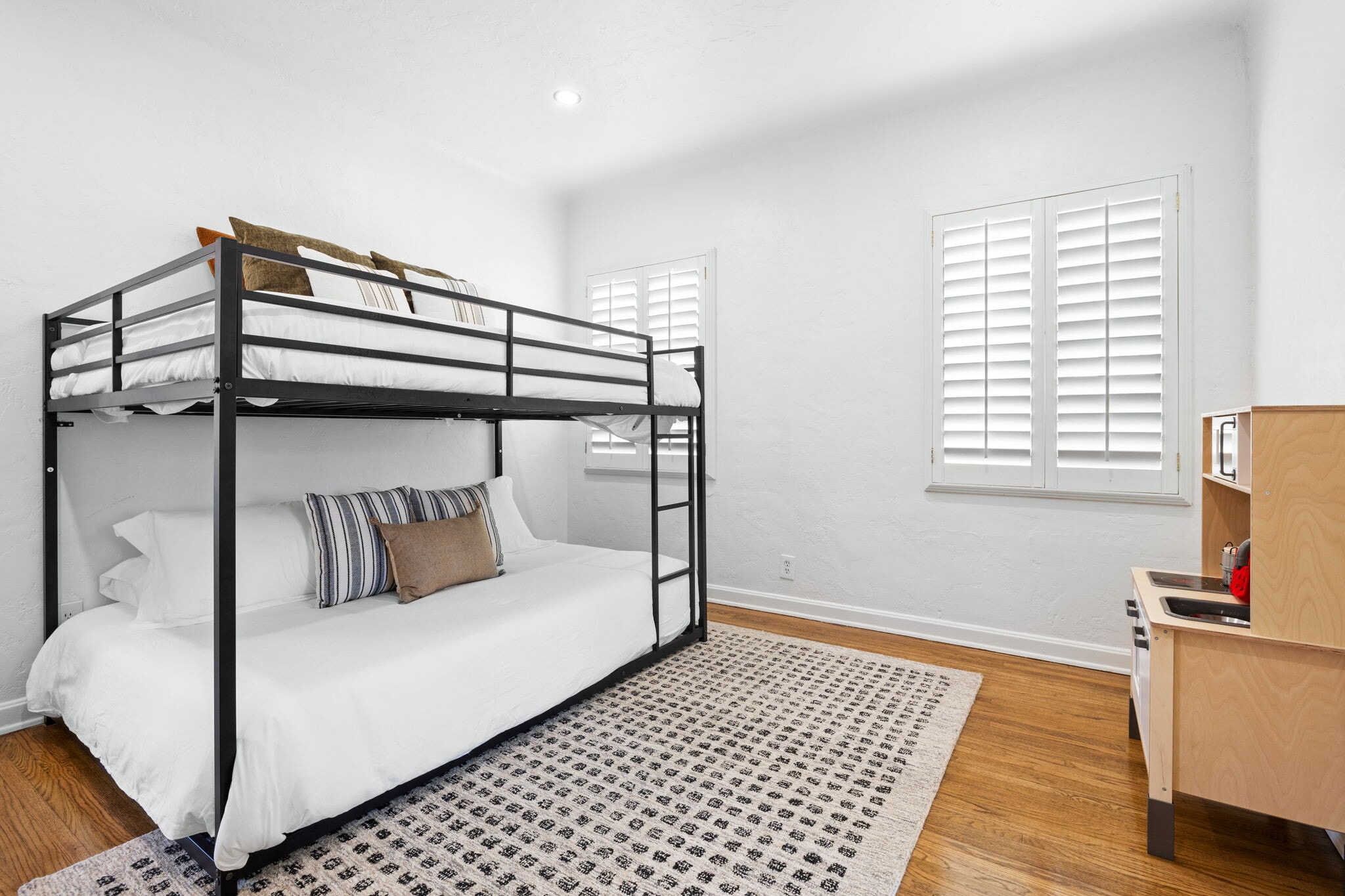 Building Photo - 3758 Gaviota Ave