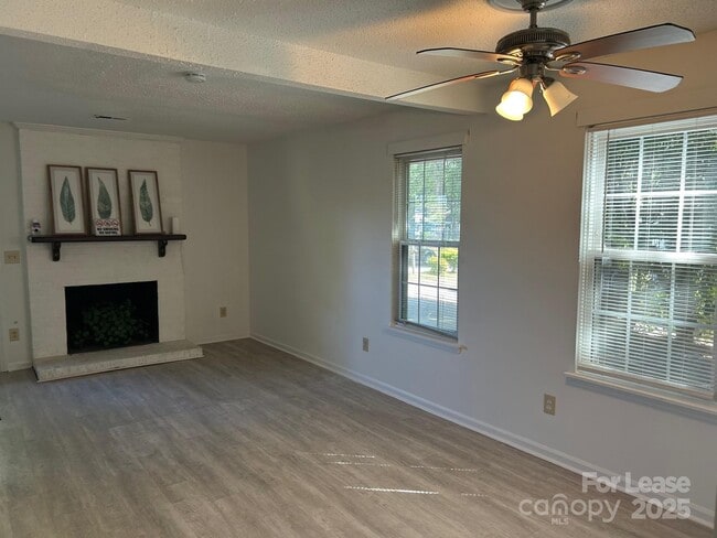 Building Photo - 10702 Blue Heron Dr