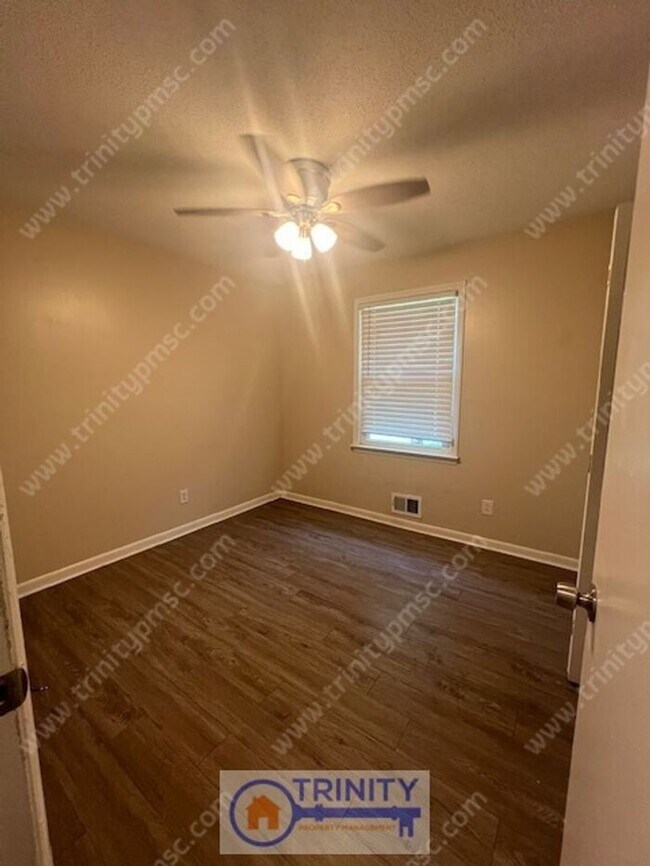Building Photo - CUTE 3 BED BRICK HOUSE!
