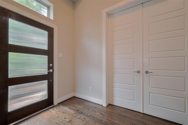Building Photo - 5837 E Post Oak Ln