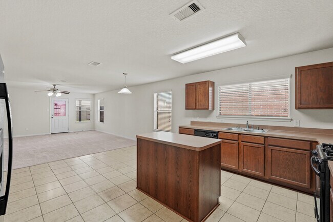 Building Photo - 1102 Honeysuckle Vine Dr