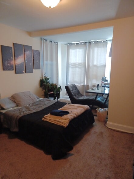 Master bedroom with office space - 7310 Bay Front Rd