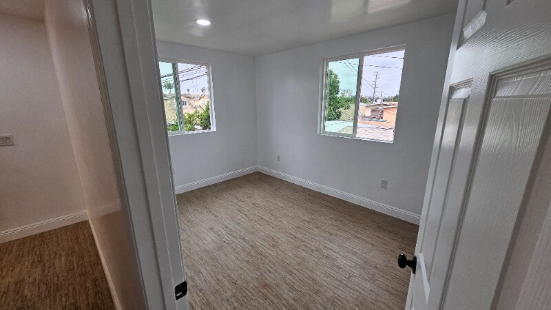 Building Photo - 711 N Sloan Ave