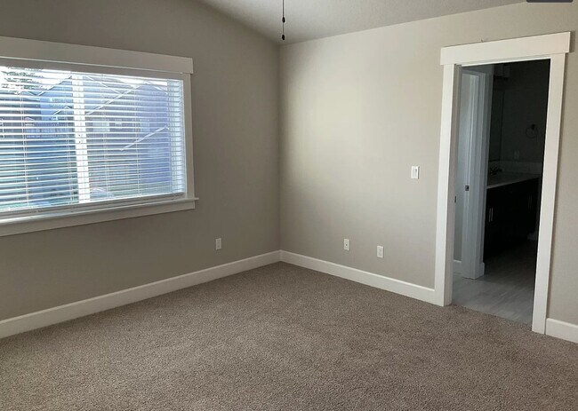 Building Photo - 1054 NE Regan Hill Loop