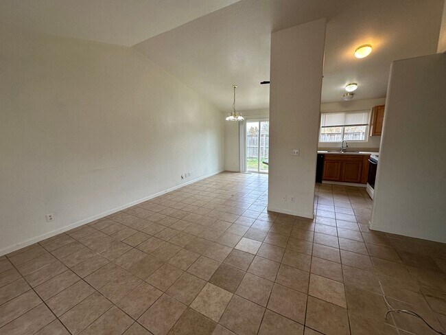 Building Photo - 3 Bed 2 Bath Home in the Lexington Area of...