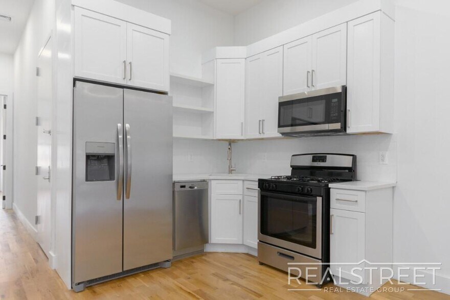 Building Photo - Brand New Large 3 Bed 2 Bath in Bushwick Townhouse!