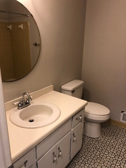 Building Photo - 1015 Eastview Rd NE