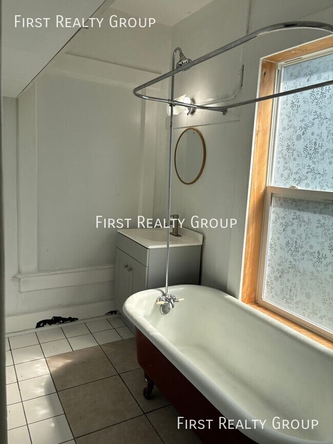 Building Photo - 104 1/2 E. Pearl Street-
